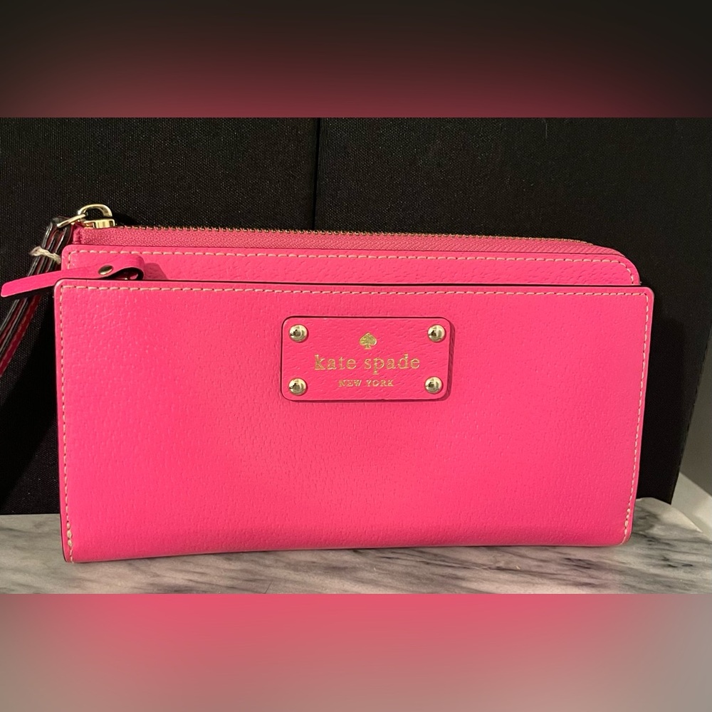 Kate Spade Leather Wristlet Wallet Layton
Wellesley Bright Hot Pink EUC